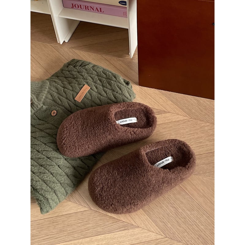 Sieviešu mājas čības no pūka ar slēgtu purnu, gumijas zole, iekšpuse no īsa mākslīgā pūka, pavasaris 2024