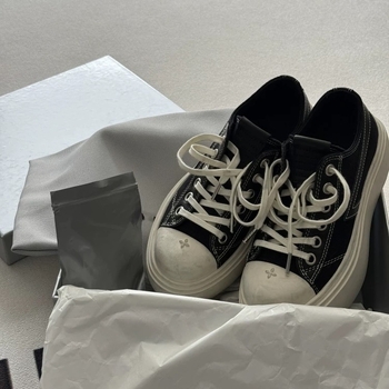 Adidași din pânză, aspect uzat-retro, talpă groasă, vârf rotund, șireturi, platformă, înălțimea călcâiului 3–5 cm