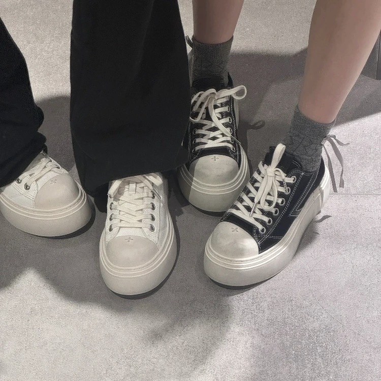 Adidași din pânză, aspect uzat-retro, talpă groasă, vârf rotund, șireturi, platformă, înălțimea călcâiului 3–5 cm