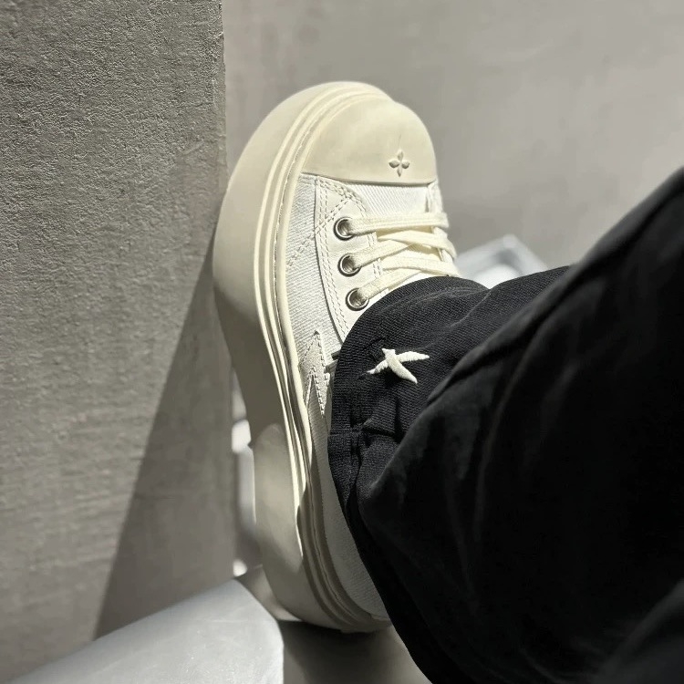 Adidași din pânză, aspect uzat-retro, talpă groasă, vârf rotund, șireturi, platformă, înălțimea călcâiului 3–5 cm