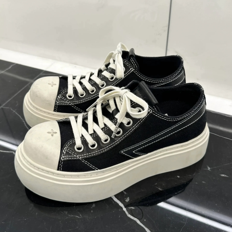 Adidași din pânză, aspect uzat-retro, talpă groasă, vârf rotund, șireturi, platformă, înălțimea călcâiului 3–5 cm