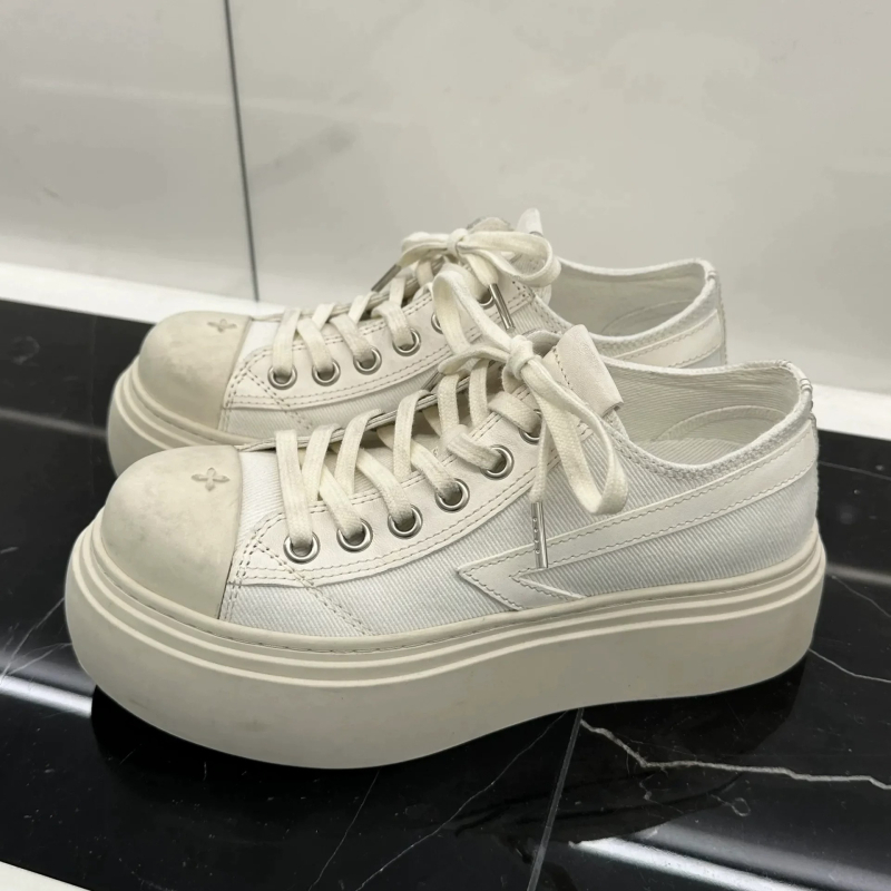 Adidași din pânză, aspect uzat-retro, talpă groasă, vârf rotund, șireturi, platformă, înălțimea călcâiului 3–5 cm