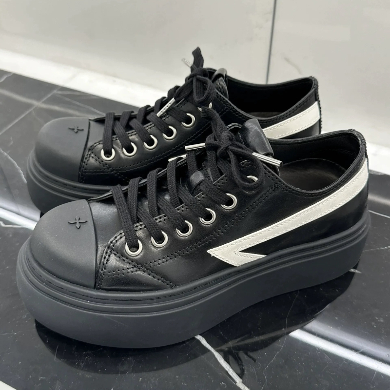 Adidași din pânză, aspect uzat-retro, talpă groasă, vârf rotund, șireturi, platformă, înălțimea călcâiului 3–5 cm