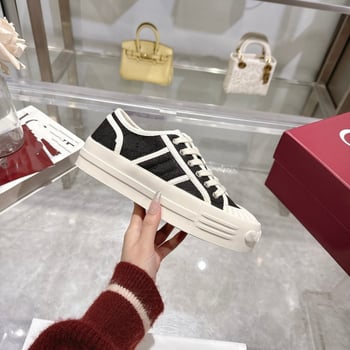 Ženske tenisice od platna s prugastim uzorkom, gornji dio od mješovitih materijala, gumena potplat, srednja visina gornjeg dijela 3-7 cm, prednje vezivanje, ljetni svakodnevni stil