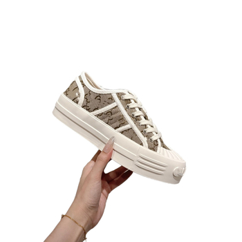 Ženske tenisice od platna s prugastim uzorkom, gornji dio od mješovitih materijala, gumena potplat, srednja visina gornjeg dijela 3-7 cm, prednje vezivanje, ljetni svakodnevni stil