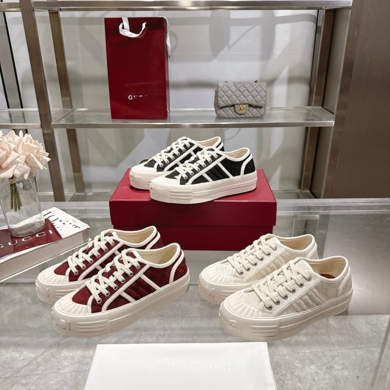 Ženske tenisice od platna s prugastim uzorkom, gornji dio od mješovitih materijala, gumena potplat, srednja visina gornjeg dijela 3-7 cm, prednje vezivanje, ljetni svakodnevni stil