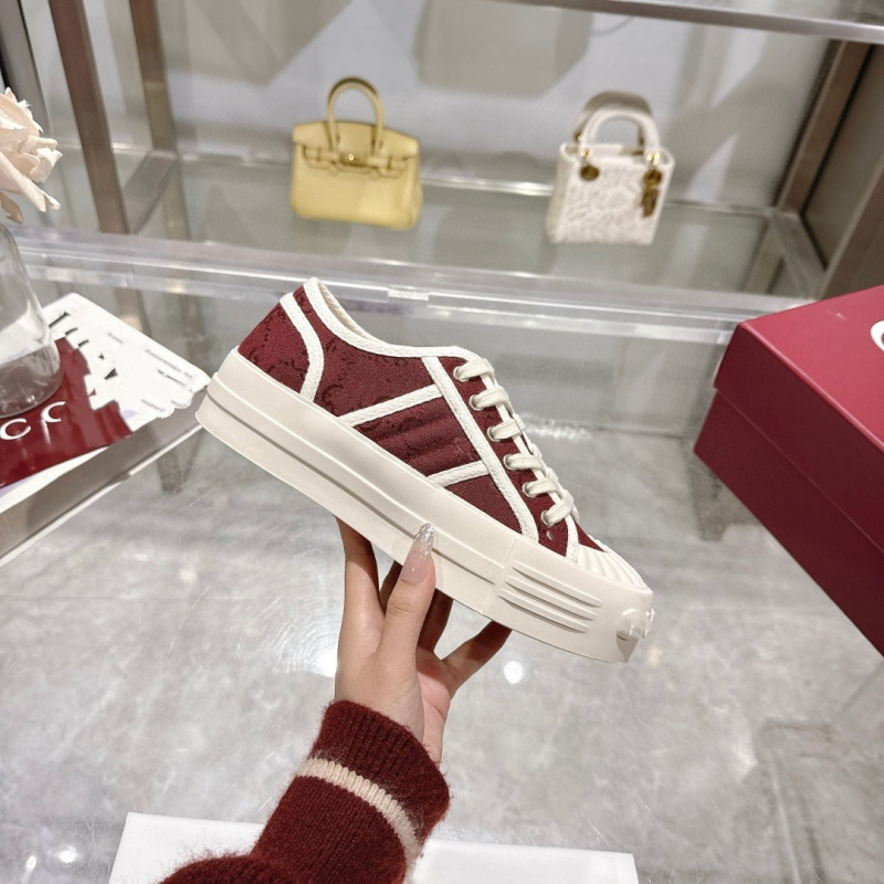 Ženske tenisice od platna s prugastim uzorkom, gornji dio od mješovitih materijala, gumena potplat, srednja visina gornjeg dijela 3-7 cm, prednje vezivanje, ljetni svakodnevni stil