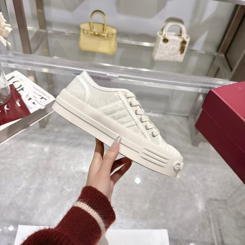 Ženske tenisice od platna s prugastim uzorkom, gornji dio od mješovitih materijala, gumena potplat, srednja visina gornjeg dijela 3-7 cm, prednje vezivanje, ljetni svakodnevni stil