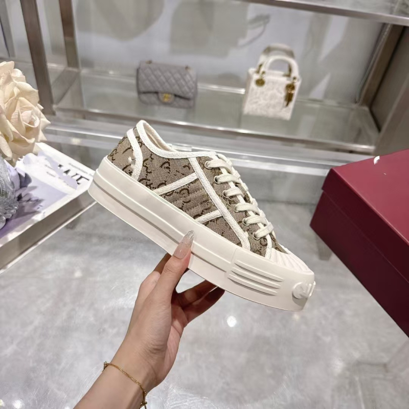 Ženske tenisice od platna s prugastim uzorkom, gornji dio od mješovitih materijala, gumena potplat, srednja visina gornjeg dijela 3-7 cm, prednje vezivanje, ljetni svakodnevni stil