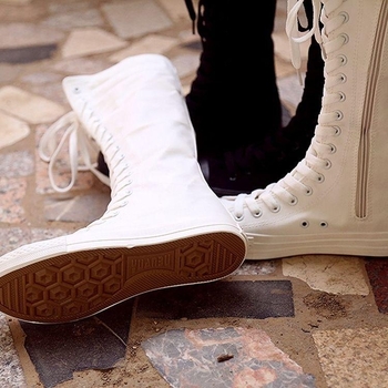 Adidași din pânză înalți, stil coreean, talpă vulcanizată, înălțare internă, închidere cu șiret (Partea superioară: pânză; Talpa: cauciuc; Înălțime: înaltă; Tehnologia talpă: vulcanizată; Înălțare internă)