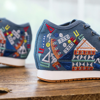 Sieviešu kanvas kurpes ar izšuvumiem, flīsa oderējums, kokvilnas iekšējais materiāls, vidējā augstuma (3-7 cm)