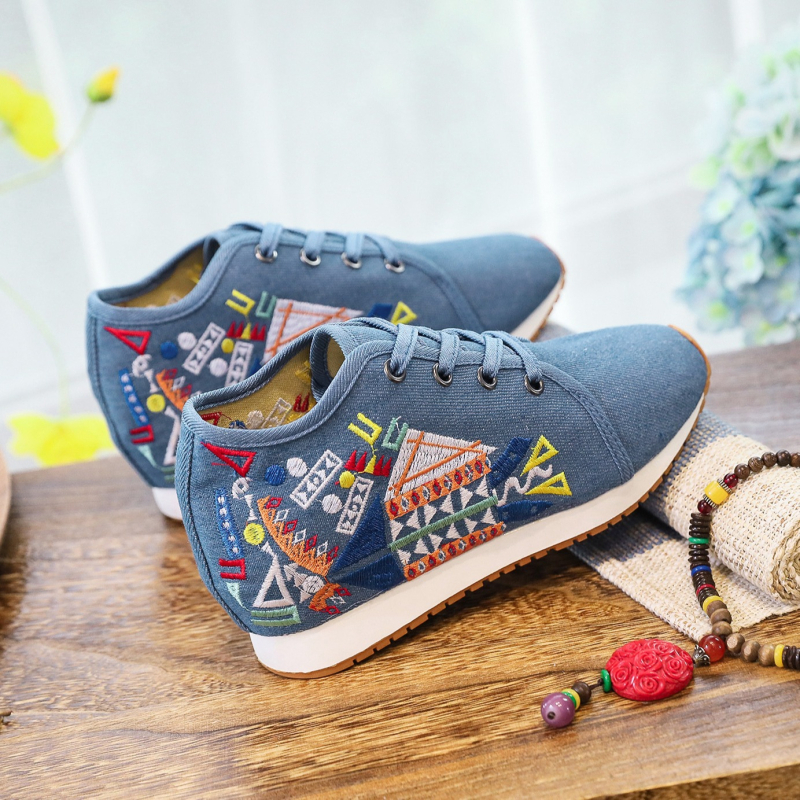 Sieviešu kanvas kurpes ar izšuvumiem, flīsa oderējums, kokvilnas iekšējais materiāls, vidējā augstuma (3-7 cm)