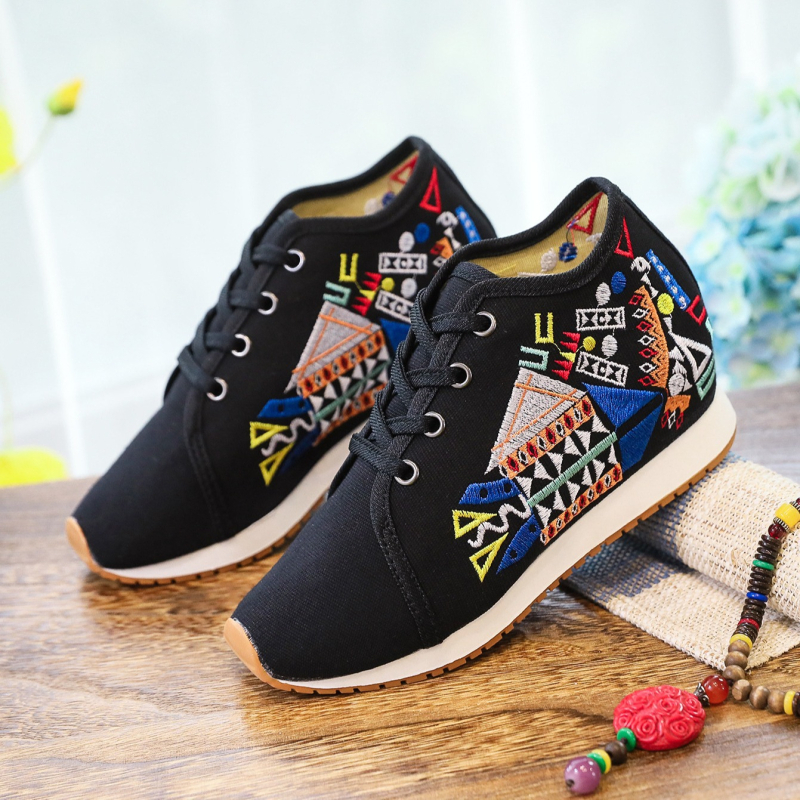 Sieviešu kanvas kurpes ar izšuvumiem, flīsa oderējums, kokvilnas iekšējais materiāls, vidējā augstuma (3-7 cm)