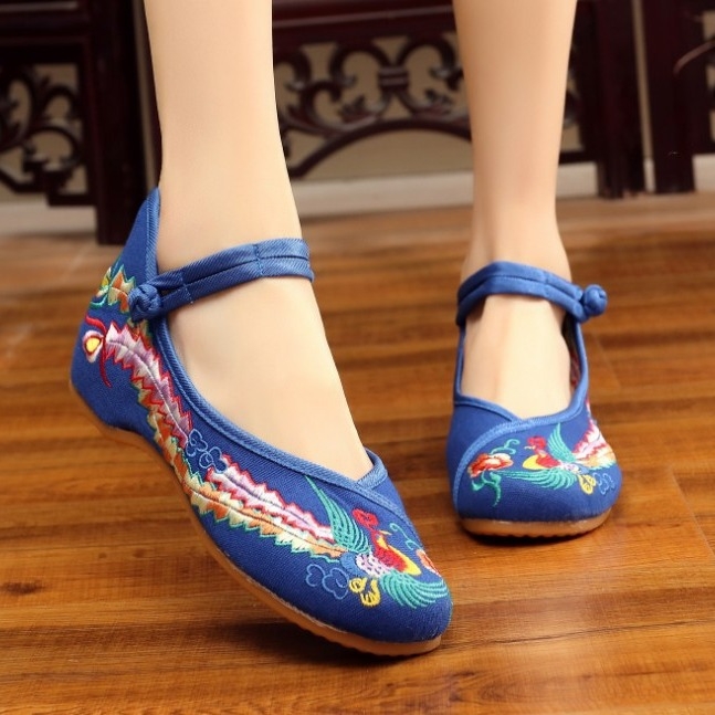 Moteriški etninio stiliaus audiniai batai, viršus – kanvasas, padas iš veršienos sausgyslės, žemas plokščias kulnas 1–3 cm, sagtis