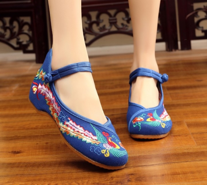 Moteriški etninio stiliaus audiniai batai, viršus – kanvasas, padas iš veršienos sausgyslės, žemas plokščias kulnas 1–3 cm, sagtis