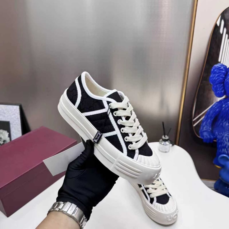 Sieviešu auduma sporta apavi ar reljēta apdruku, zems profils, šņorēšana, bieza zole