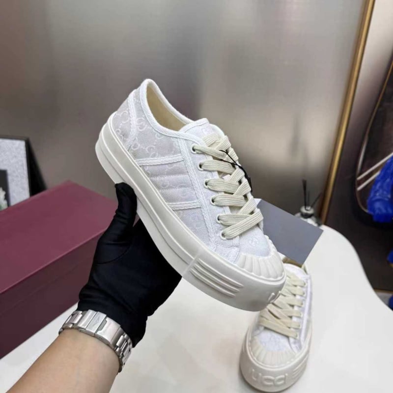 Sieviešu auduma sporta apavi ar reljēta apdruku, zems profils, šņorēšana, bieza zole