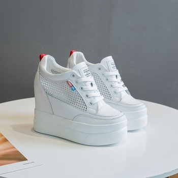 Дамски обувки на платформа от естествена кожа, вътрешна височина 11 см, закрълен нос, връзки, подплата от микрофибър