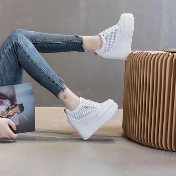 Дамски обувки на платформа от естествена кожа, вътрешна височина 11 см, закрълен нос, връзки, подплата от микрофибър