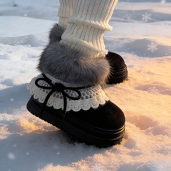 Női havas csizma műszálas fleece-vel a felső részen, műszőrme bélés, EVA talp, rövid szár, 3–5 cm sarok.