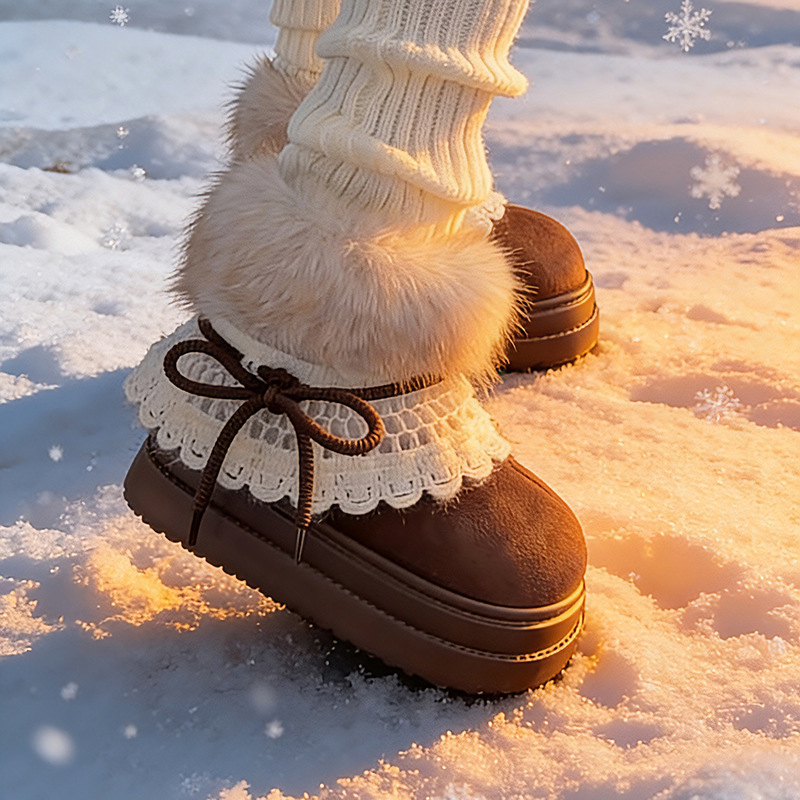 Női havas csizma műszálas fleece-vel a felső részen, műszőrme bélés, EVA talp, rövid szár, 3–5 cm sarok.