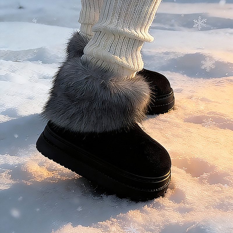 Női havas csizma műszálas fleece-vel a felső részen, műszőrme bélés, EVA talp, rövid szár, 3–5 cm sarok.