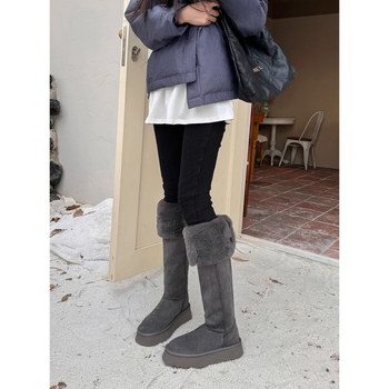 Дамски снегоботи с висок вал, горният материал: кравешки велур (набук), вътрешност от изкуствен косъм, подметка гума, височина на тока 3–5 cm