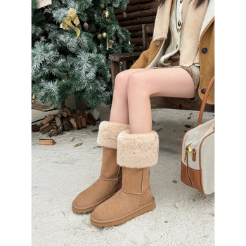 Дамски снегоботи с висок вал, горният материал: кравешки велур (набук), вътрешност от изкуствен косъм, подметка гума, височина на тока 3–5 cm