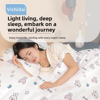 Keturių dalių kelioninis patalynės komplektas iš nepluoštinio audinio: antklodės uždangalas, vienkartinis paklodos lakštas ir pagalvių užvalkalai