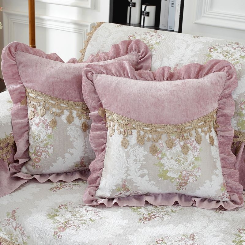 Párnahuzat plüss anyagból, hímzett virágos mintával, poliészter töltettel