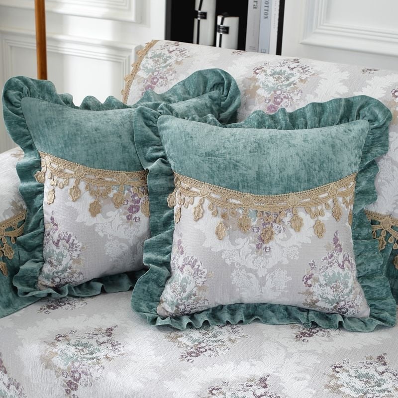 Párnahuzat plüss anyagból, hímzett virágos mintával, poliészter töltettel