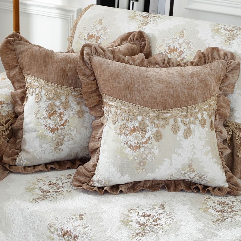 Párnahuzat plüss anyagból, hímzett virágos mintával, poliészter töltettel