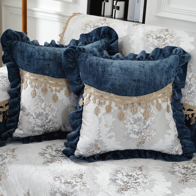 Párnahuzat plüss anyagból, hímzett virágos mintával, poliészter töltettel