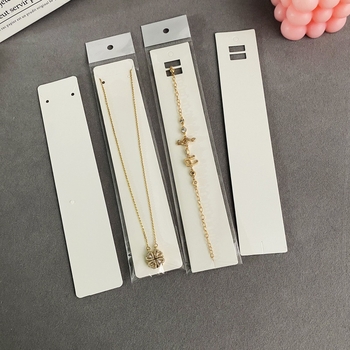 Piekaramais kulons ar konvekss formu, balts kartons, druka, vienkārša sērija, pavasara 2023 izlaidums