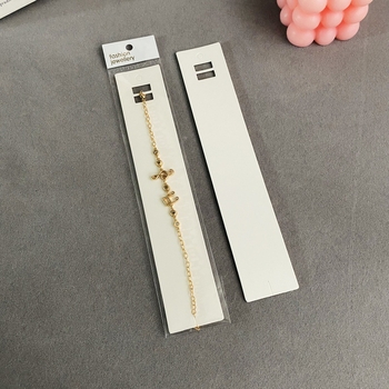 Piekaramais kulons ar konvekss formu, balts kartons, druka, vienkārša sērija, pavasara 2023 izlaidums