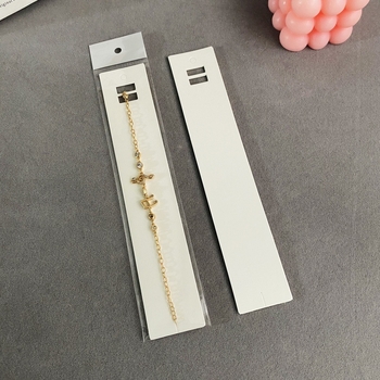 Piekaramais kulons ar konvekss formu, balts kartons, druka, vienkārša sērija, pavasara 2023 izlaidums