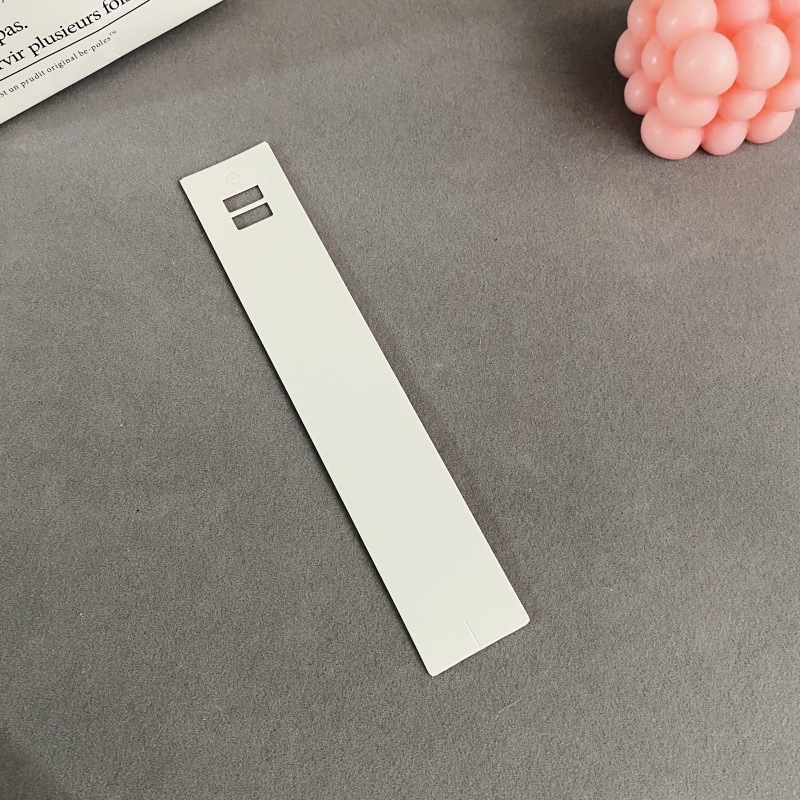 Piekaramais kulons ar konvekss formu, balts kartons, druka, vienkārša sērija, pavasara 2023 izlaidums