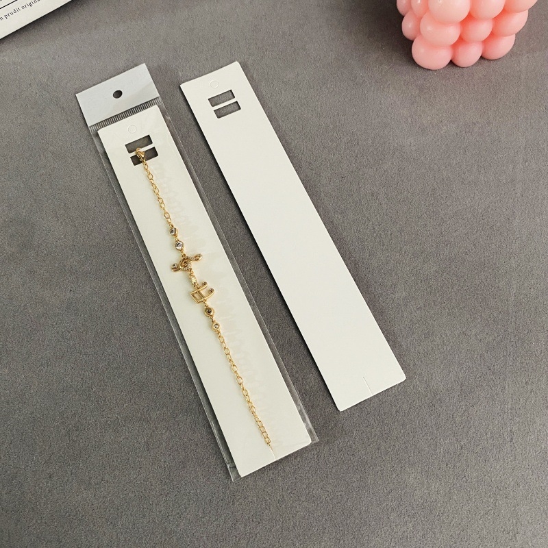 Piekaramais kulons ar konvekss formu, balts kartons, druka, vienkārša sērija, pavasara 2023 izlaidums