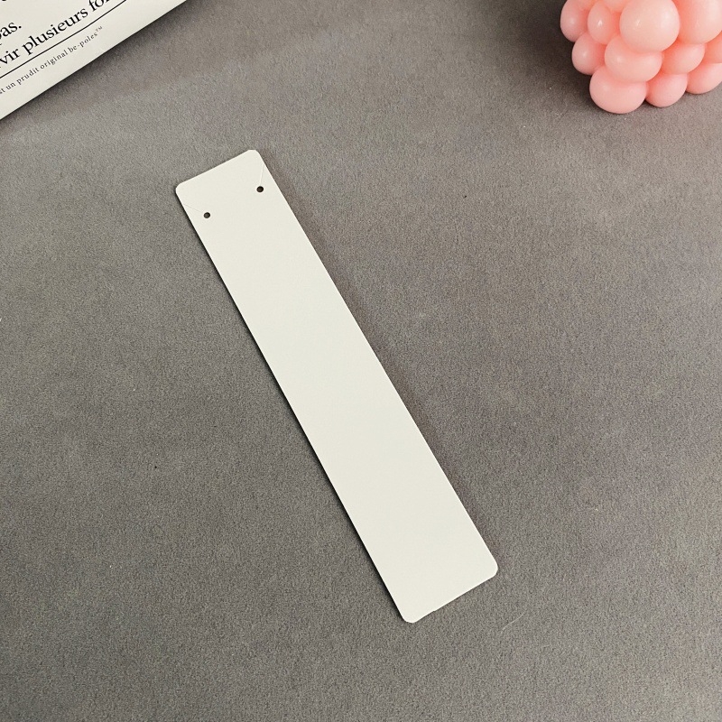 Piekaramais kulons ar konvekss formu, balts kartons, druka, vienkārša sērija, pavasara 2023 izlaidums