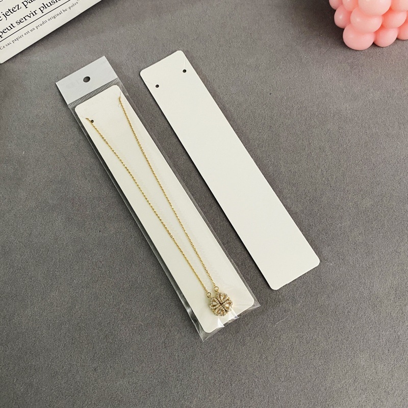 Piekaramais kulons ar konvekss formu, balts kartons, druka, vienkārša sērija, pavasara 2023 izlaidums