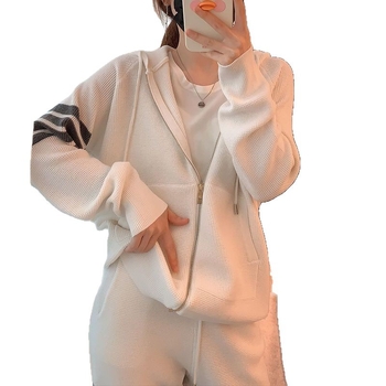 Női két darabos casual sport szett kardigán felsővel és nadrággal, négy csíkos mintázat, poliészter, őszi szezon 2025