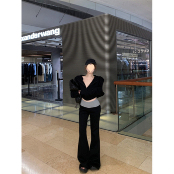 Damski dvodijelni casual set: hoodie s kapuljom i hlače s mikro-flare, akrilni materijal 30–50% elastan, dugi rukavi, duljina hlača 9/10, jesen 2025