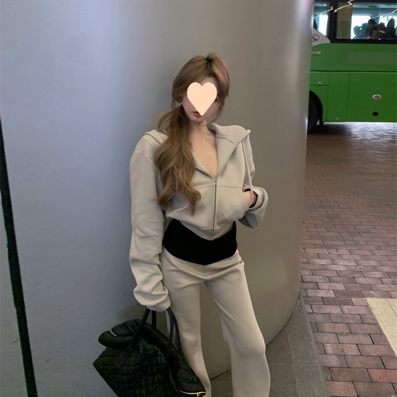 Damski dvodijelni casual set: hoodie s kapuljom i hlače s mikro-flare, akrilni materijal 30–50% elastan, dugi rukavi, duljina hlača 9/10, jesen 2025