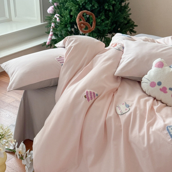 Dječji četverodijelni set posteljine od dugovlaknaste pamuka s karikaturnim motivom i izvezom na ručnicima