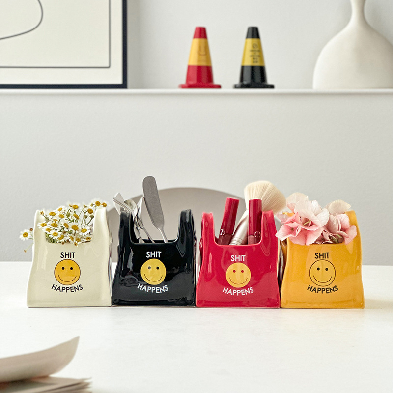Keramikas galda organizators ar smaidošu seju motīvu — daudzfunkcionāla uzglabāšana pildspalvām un kosmētikai, 300 ml tilpums, mūsdienīgs minimālisks stils