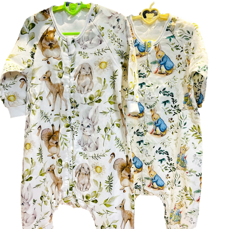 Baba- és kisgyermekek részére készített négyrétegű alvózsák bambuszrostból és pamutból, belső pamut bélés, fém cipzár, megfelelő tél-, tavasz- és ősz időszakra, nedvességelnyelő.