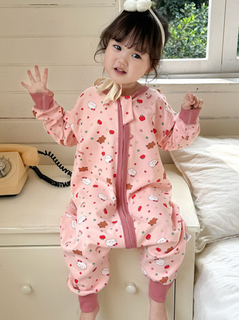 Babák és gyerekek alvózsákja, külső anyag pamut ≥95%, bélés pamut ≥95%, antibakteriális és nedvességelvezető, rajzfilm minta, téli–tavaszi–ősszi szezonokra, cipzár gyanta kivitelben