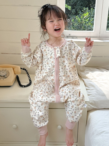 Babák és gyerekek alvózsákja, külső anyag pamut ≥95%, bélés pamut ≥95%, antibakteriális és nedvességelvezető, rajzfilm minta, téli–tavaszi–ősszi szezonokra, cipzár gyanta kivitelben