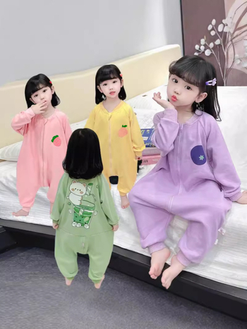 Baba alvózsák három évszakos, hőre érzékeny bársonyból, hosszú ujjú, nedvességelvezető bélés, mesefigurás mintával, 0–6 éveseknek