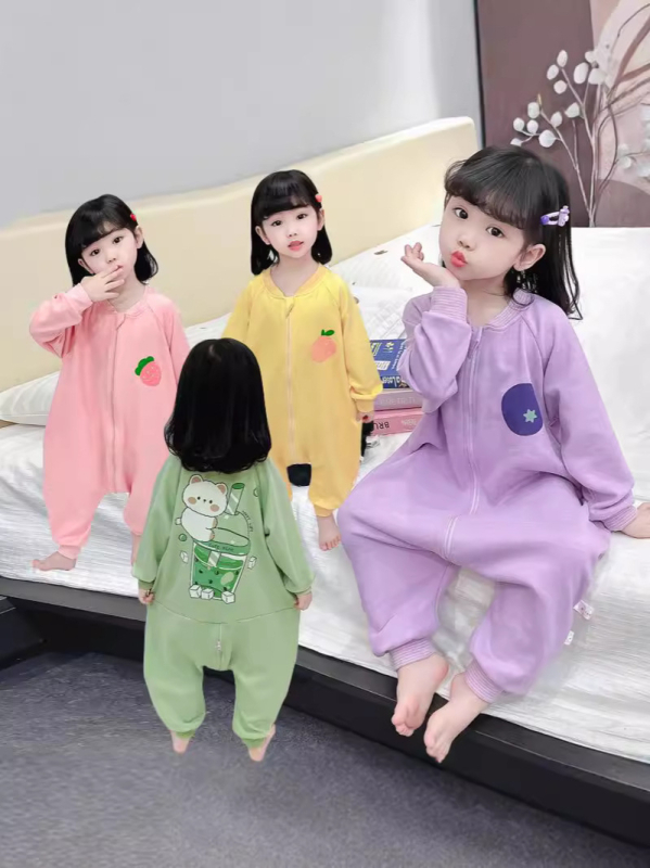 Baba alvózsák három évszakos, hőre érzékeny bársonyból, hosszú ujjú, nedvességelvezető bélés, mesefigurás mintával, 0–6 éveseknek